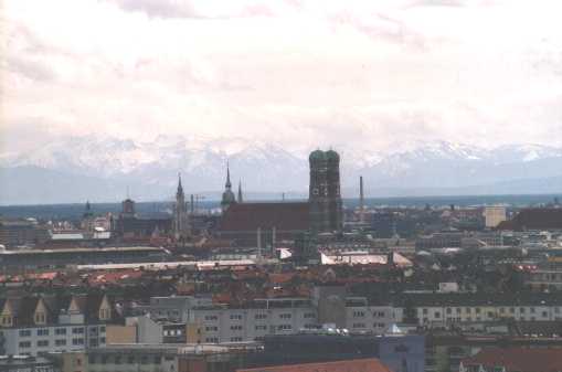 Frauenkirche vor Alpenkulisse